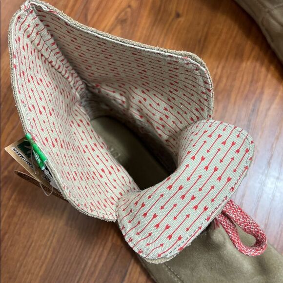 Sanuk Brown Ankle Boots with Pink Laces - Picture 6 of 11